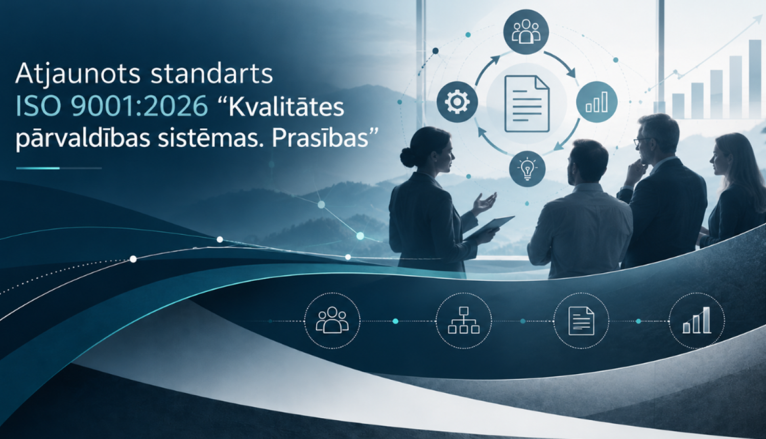 Ilustrācijā redzama četru profesionāļu grupa, kas apspriež kvalitātes pārvaldības procesus. Fonā attēlota procesa shēma ar dokumenta, cilvēku, organizācijas struktūras un datu analīzes simboliem, kā arī augšupejoša diagramma. Kreisajā pusē izvietots virsraksts par atjaunoto standartu ISO 9001:2026.