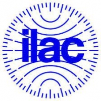 ILAC logo Zils aplis ar burtiem ilac
