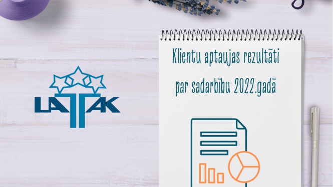 galds, uz galda pierakstu bloks, pildspalva, vāze