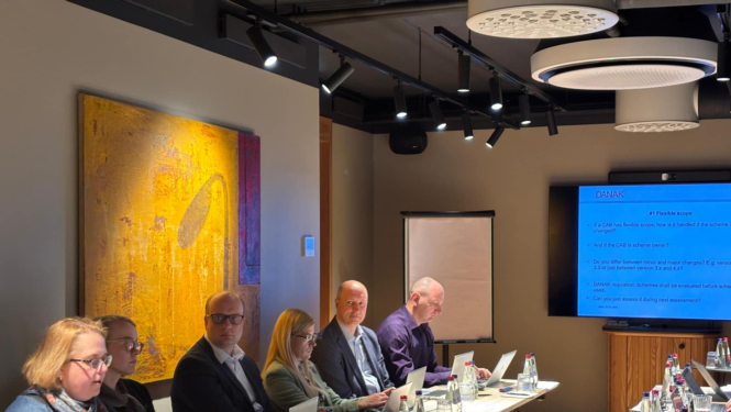 dažādi cilvēki pie galdiem, diskutē par apskatāmo tēmu