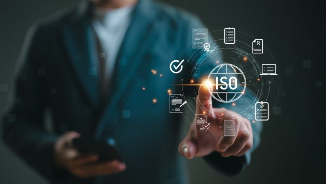 Fonā izplūdis cilvēka attēls, priekšplānā dažāda veida simboli un centrā uzraksts ISO