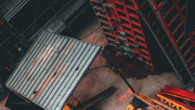 celtnieks būvnieks būvniecības materiāli ķivere aizsargtērps