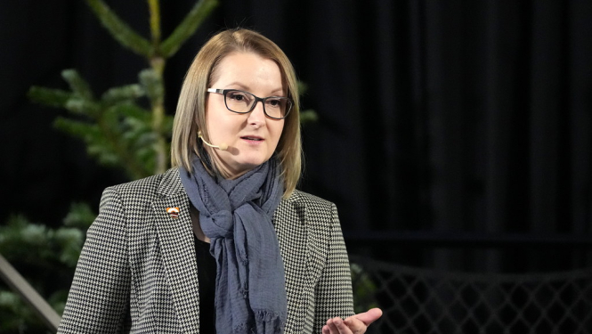 Sieviete uz skatuves kaut ko stāsta