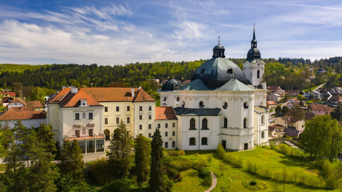 Čehijas pils skats ar vasarīgu noskaņu fonā