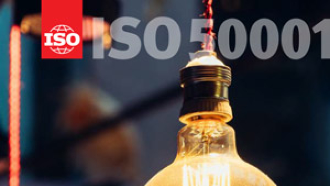 ISo žurnāla vāks ar spuldzīti un ISO 50001 standarta nosaukumu