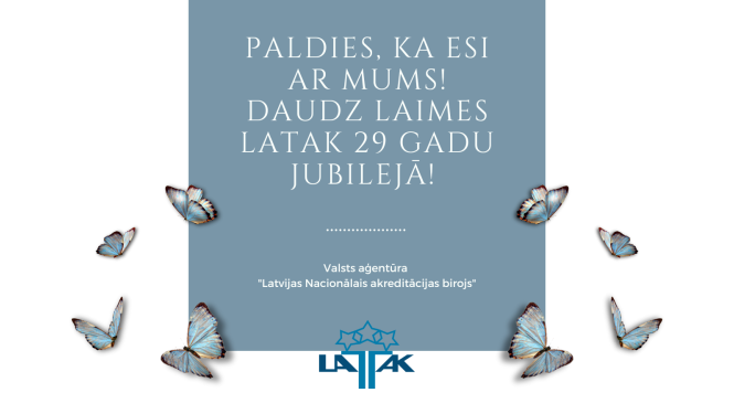 Uzrakts uz zilganpelēka fona un zilgani tauriņi priekšplānā