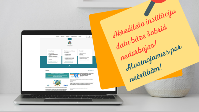 Informācija par to, ka institūciju datu bāze nedarbojas! Dzeltenas piespraustas lapiņas uz kurām ir sarkaniem burtiem teksts, fonā dators ar atvērtu LATAK mājas lapu