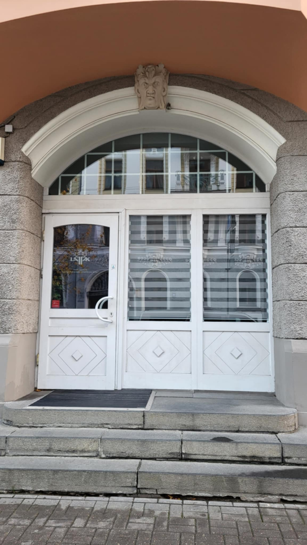 LATAK ieeja - baltas durvis