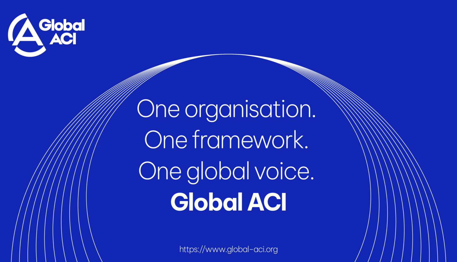 Zils fons ar baltām liektām līnijām varavīksnes formā un jaunas GLOBAL ACI logo,teksts - saukļi par Global ACI