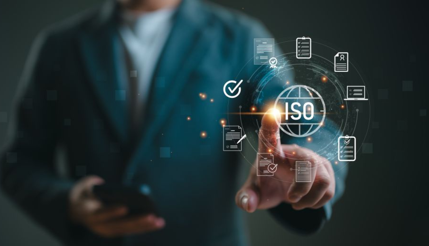 Fonā izplūdis cilvēka attēls, priekšplānā dažāda veida simboli un centrā uzraksts ISO