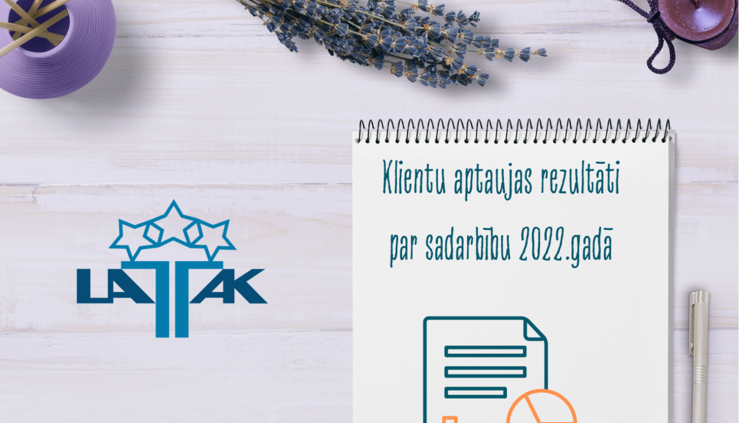 galds, uz galda pierakstu bloks, pildspalva, vāze