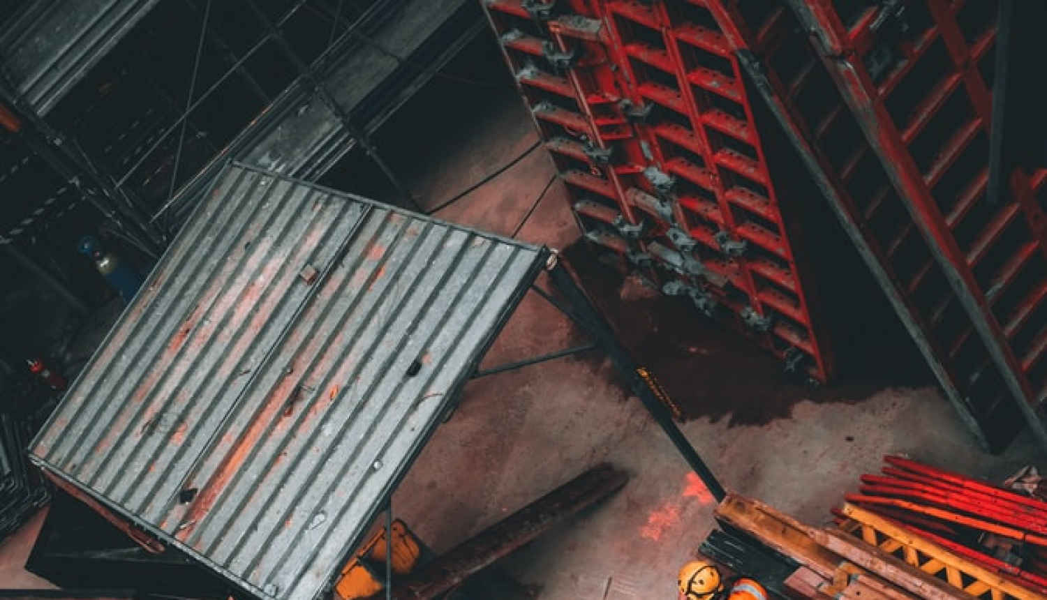 celtnieks būvnieks būvniecības materiāli ķivere aizsargtērps