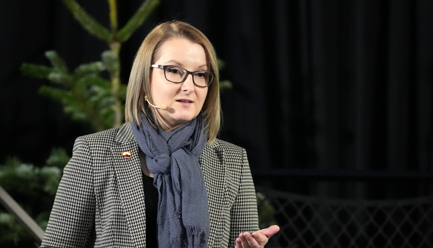 Sieviete uz skatuves kaut ko stāsta