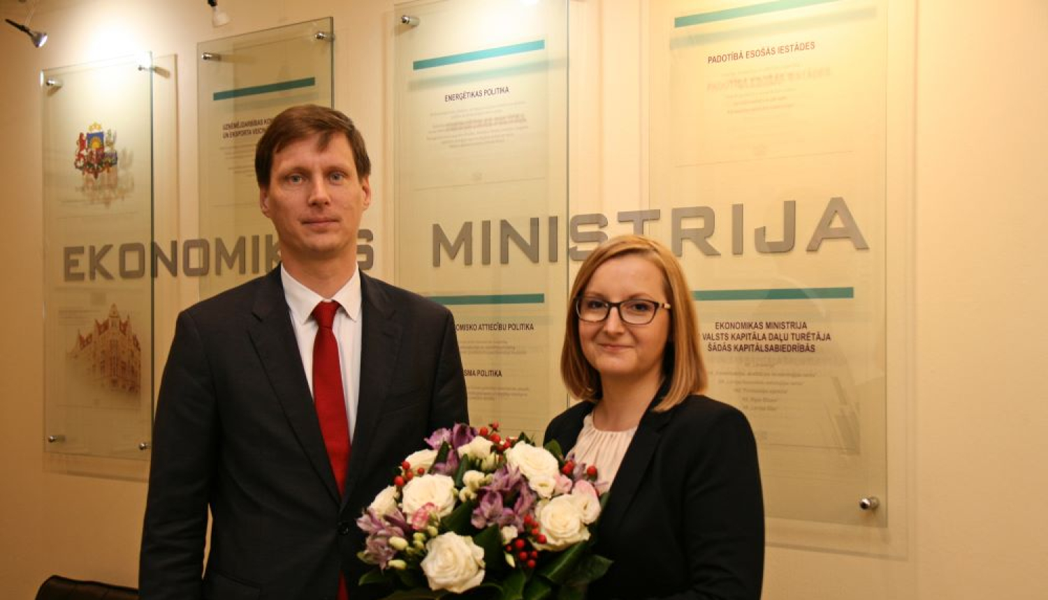 LATAK direktore Gundega Jaunbērziņa-Beitika kopā ar Ekonomikas ministru Ralfu Nemiro