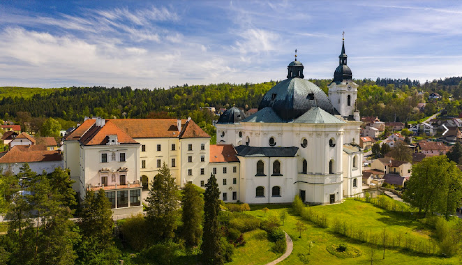 Čehijas pils skats ar vasarīgu noskaņu fonā