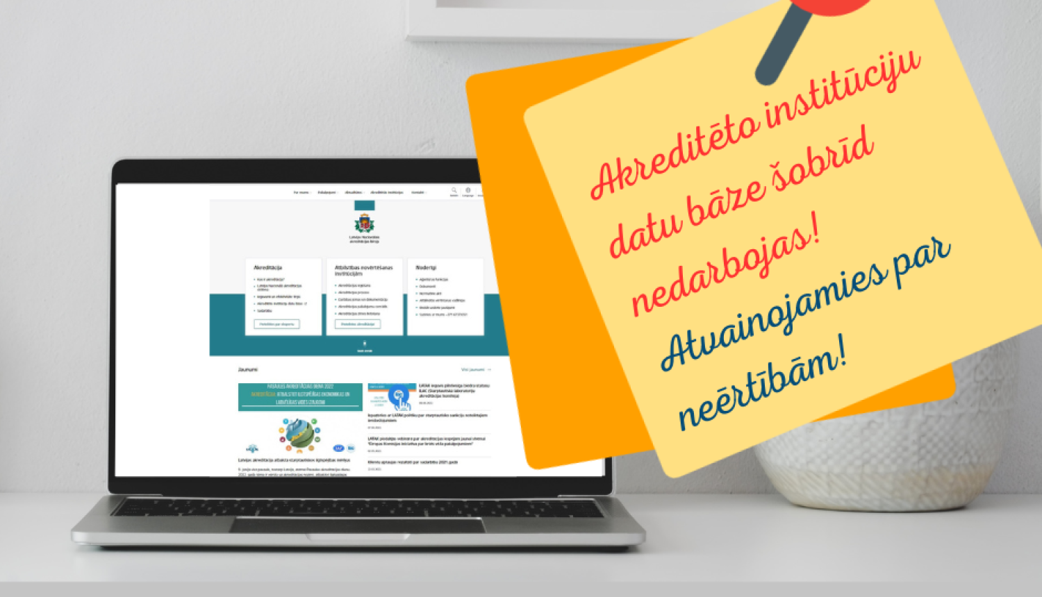 Informācija par to, ka institūciju datu bāze nedarbojas! Dzeltenas piespraustas lapiņas uz kurām ir sarkaniem burtiem teksts, fonā dators ar atvērtu LATAK mājas lapu