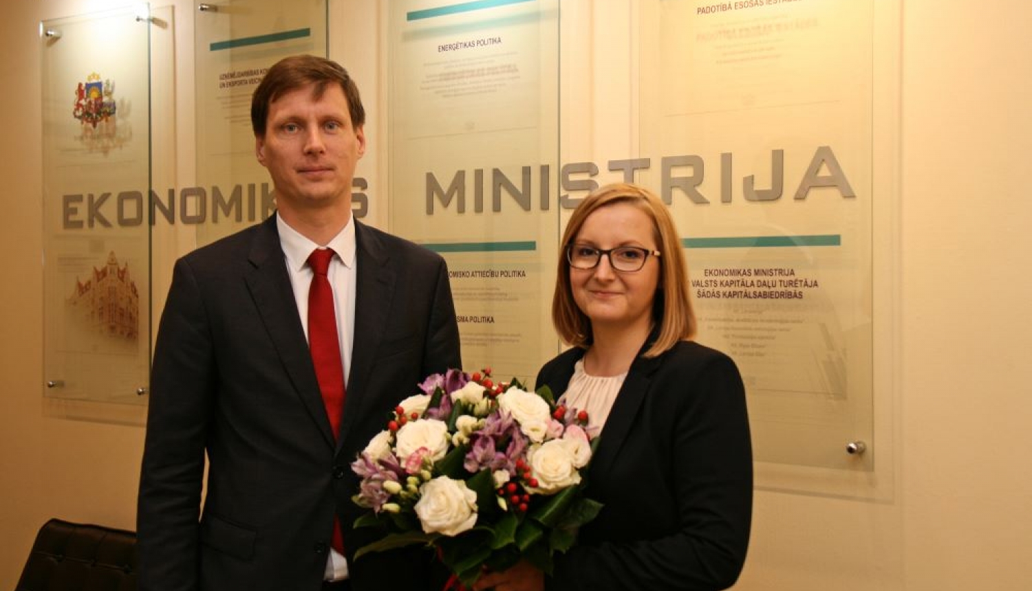 LATAK direktore Gundega Jaunbērziņa-Beitika kopā ar Ekonomikas ministru Ralfu Nemiro